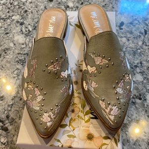 NIB NWOT Mi iM - Miranda in mint grey. 8.5M